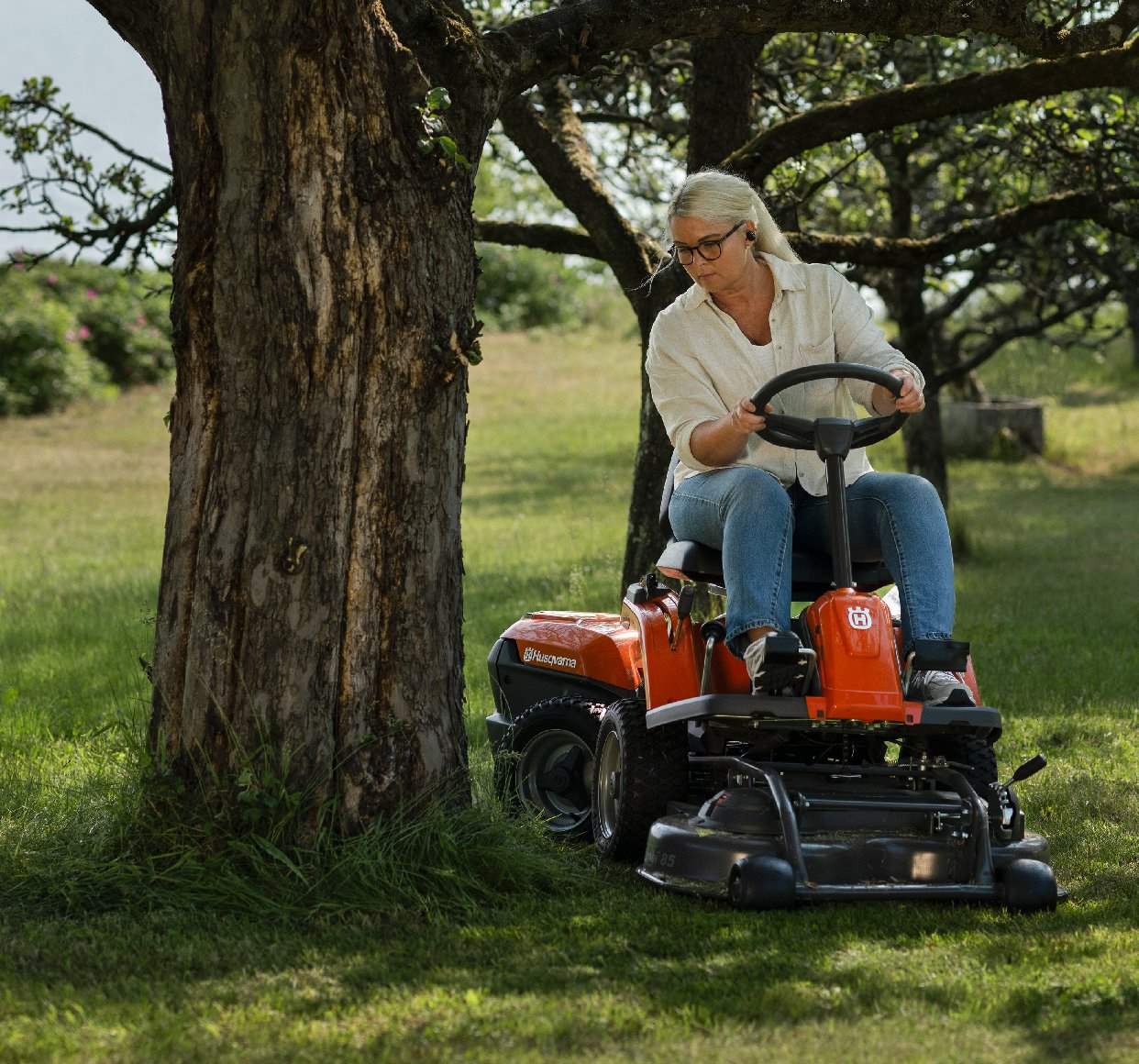 Husqvarna Akku-Frontmäher R 112iC mit Mähdeck Combi 85, Akku und Ladegerät – Bild 6